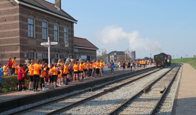 Veel deelnemers stonden te wachten op de stoomtram.