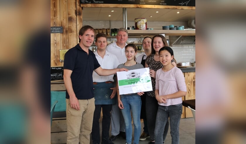 Het personeel van de BioExpress reikt de prijs uit aan Team Sushi-burger.