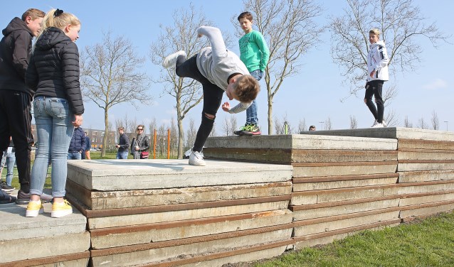 Trucs en soms zelfs halsbrekende toeren horen er ook bij bij de sport freerunnen.