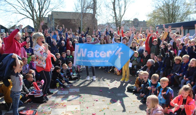 Eindelijk was het vrijdag zo ver: de nieuwe naam van de Fusieschool werd onder luid gejuich en in aanwezigheid van Chivon Paspers op het schoolplein onthuld.