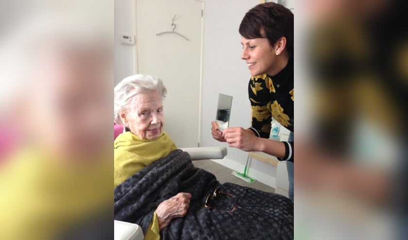 Mevrouw Kollenburg laat zich verwennen in schoonheidssalon Time Out.