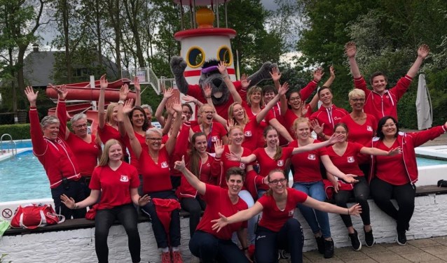Het team van zwembad De bever is weer klaar voor een lange hete zomer!