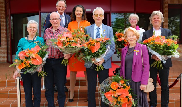 De decorand v.l.n.r.i: Tiny en Siemen Goedhart-Jong, Kees Hink, Marije Reijs Verhoeven en Piet Ligthart. Boven: burgemeester Frank Streng, Andrea van Langen Visbeek en Joke Honselaar Polhuis.