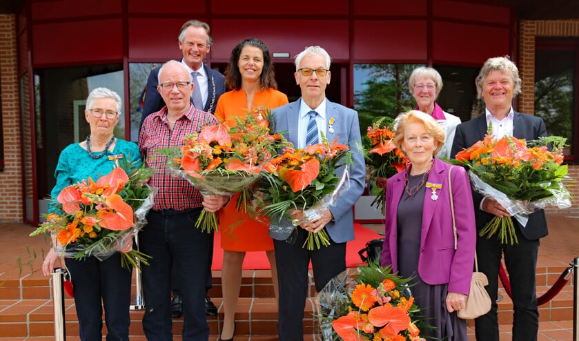 De decorand v.l.n.r.i: Tiny en Siemen Goedhart-Jong, Kees Hink, Marije Reijs Verhoeven en Piet Ligthart. Boven: burgemeester Frank Streng, Andrea van Langen Visbeek en Joke Honselaar Polhuis.