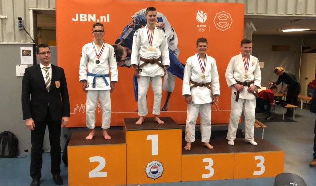 Quinten Borgsteede (tweede van rechts) op het 'bronzen' podium.