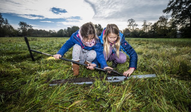Leerlingen van groep zes van OBS Teun de Jager in Schoorl verzamelen ‘bodemtype: EZg21’op het land van boerin Backer.