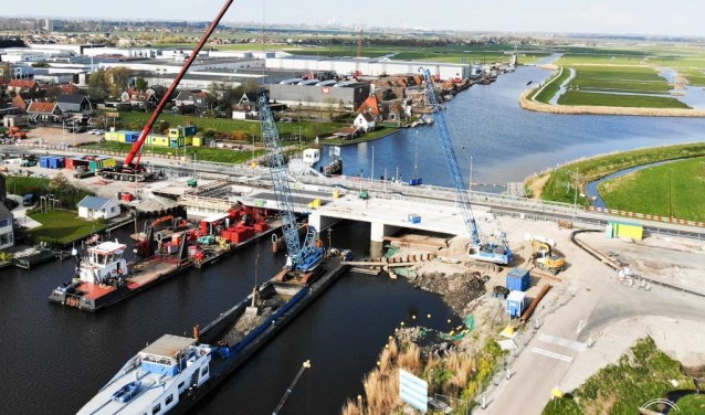 Het brugdek van de Amaliabrug in Westknollendam is geplaatst