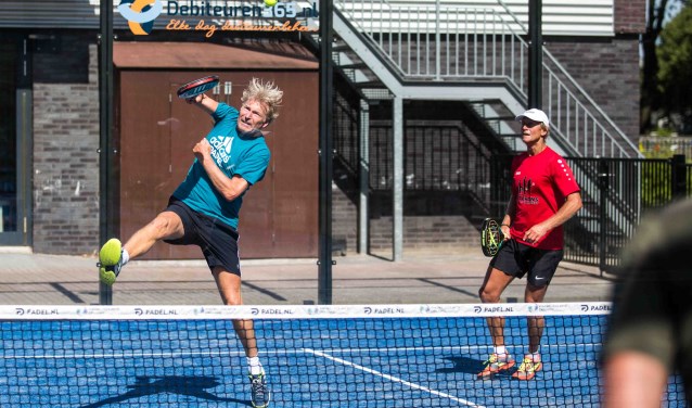 Padel combineert de beste elementen van tennis en squash. 