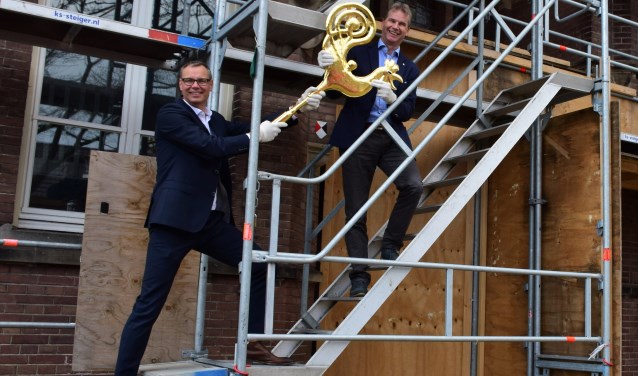 Niels van Ginneken Van Lith (l) en Sjoerd Hooftman Woonopmaat (r) die de haan in z'n handen heeft.