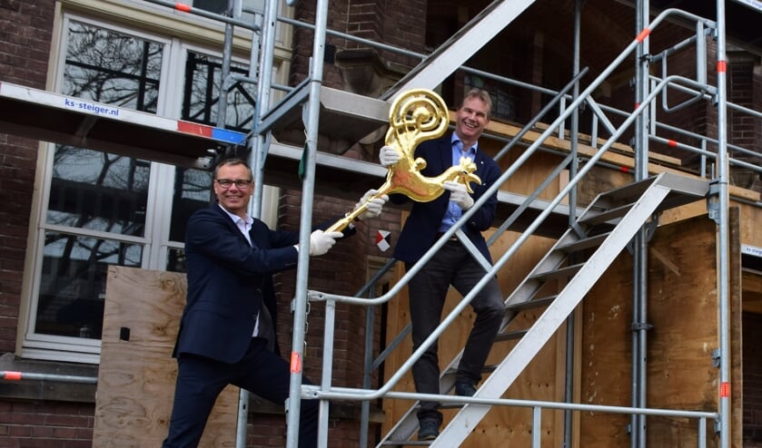 Niels van Ginneken Van Lith (l) en Sjoerd Hooftman Woonopmaat (r) die de haan in z'n handen heeft.