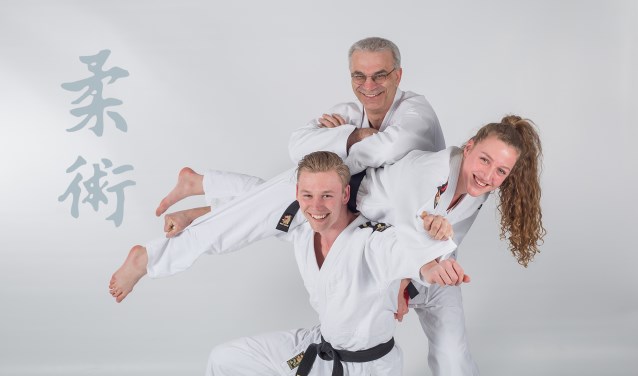 Robert Takken van Shi-Sen-Do en managing director European Cup Ju-Jitsu leunt op Eady Roelandschap (tweede van de wereld) en Floyd Knijn (meervoudig Nederlands kampioen). Eady en Floyd zijn een nieuw duo die in actie komen bij de European Cup.