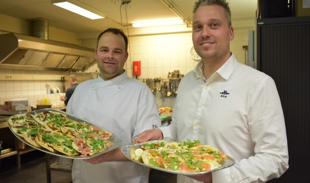 Joost Kroes (links) en Anne Kos (rechts) in de keuken.