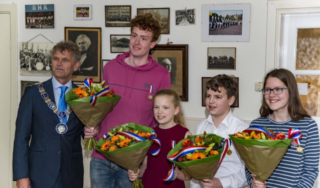 Burgemeester Smit heeft zojuist jongeren uit Beverwijk in het zonnetje gezet.