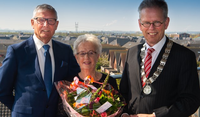 Klaas en Tiny, hier op de foto met burgemeester Don Bijl, stappen nog vol blije zin op de fiets.