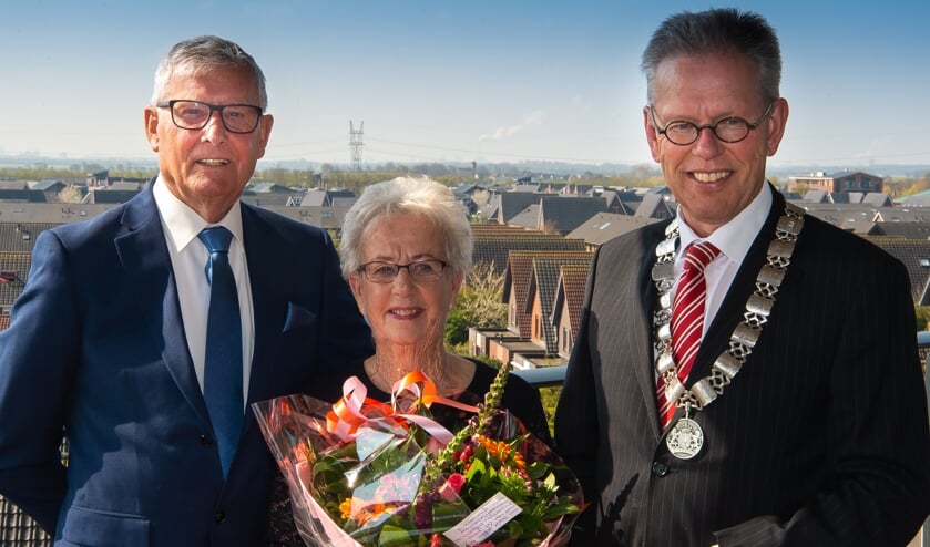 Klaas en Tiny, hier op de foto met burgemeester Don Bijl, stappen nog vol blije zin op de fiets.