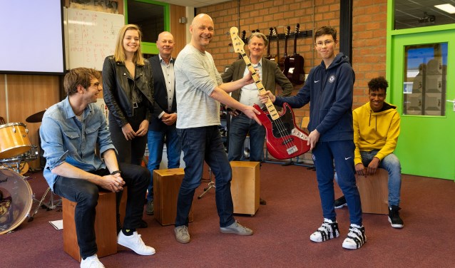 Overhandiging basgitaar door Robin Dielen aan Menno Bruin. Gift van basgitarist Michel Dielen aan de RSG Enkhuizen. Op de foto:Eugene Kramer: directeur RSGGeert Mos: Raad van toezichtNick Broersen: conrector VMBOMenno Bruin: muziek docentRobin Dielen: overhandigt gitaar uit naam van zijn vader Michel DielenTessa Roosendaal: leerling en singer songwriterYuri Willinck: leerling en Freestyle rapper.