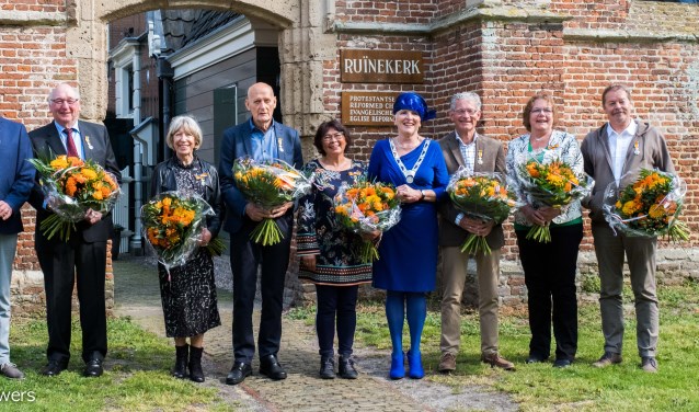 De trotse gedecoreerden met in hun midden burgemeester Hetty Hafkamp.