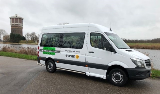 De herkenbare bus van Stichting vrijwilligersvervoer Zaanstreek.