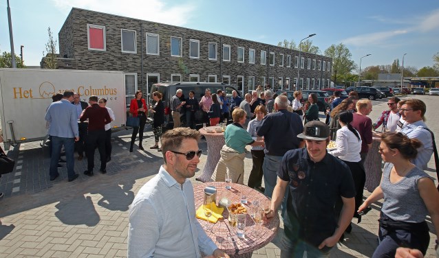 De nieuwe bewoners maken kennis met elkaar onder het genot van een glaasje bubbels.