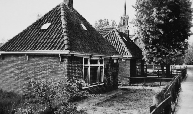 Circa 1950. Van de twee stolpwoningen aan de Herenweg is de voorste gesloopt in 1971.