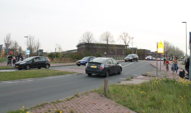 De kinderen moeten elke dag, nota bene in de spits, over dit drukke kruispunt.