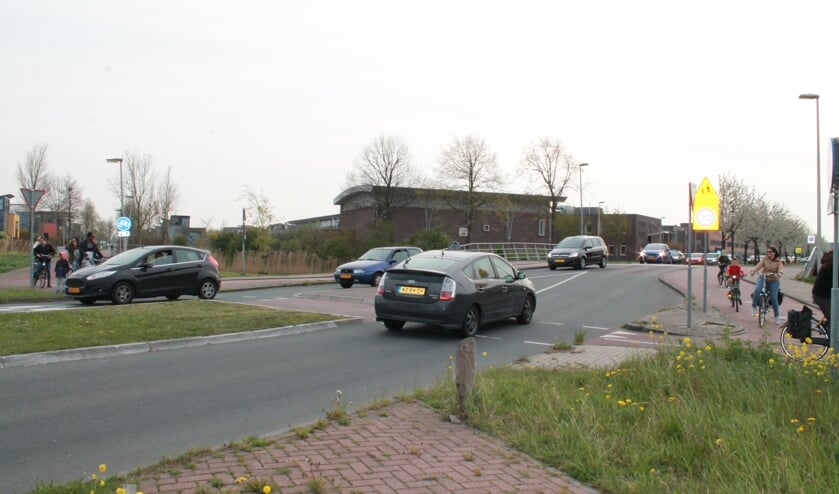 De kinderen moeten elke dag, nota bene in de spits, over dit drukke kruispunt.