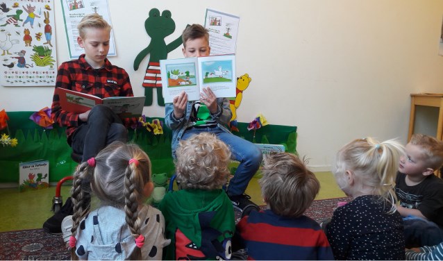 Sebb en Niels lezen voor de peuters van de Kangoeroe.
