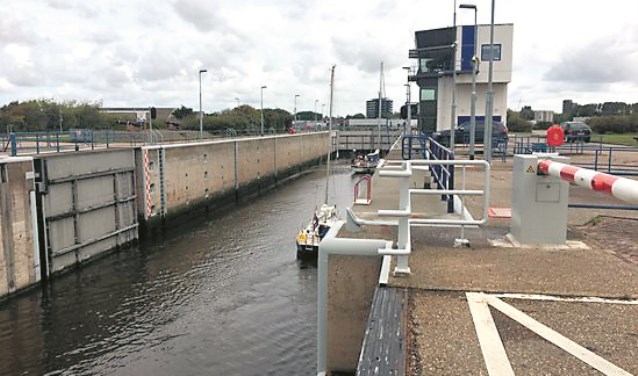 Er wordt onderhoud gepleegd aan de Koopvaardersschutsluis.