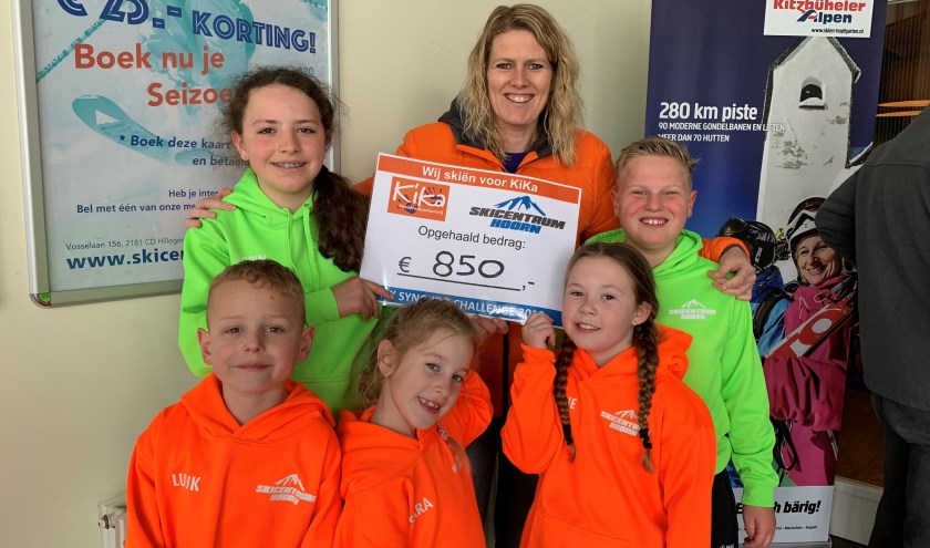 De teams overhandigen Marlies Driessen een cheque van 850 euro voor KiKa.