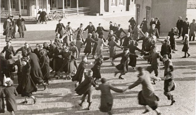 Dansen op het Julianaplein in 1945.