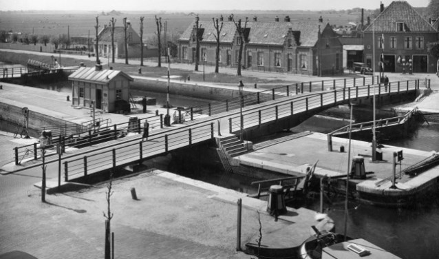 De oude sluisbrug met aan de overkant het huidige VHP-huis, eerste huis rechts.