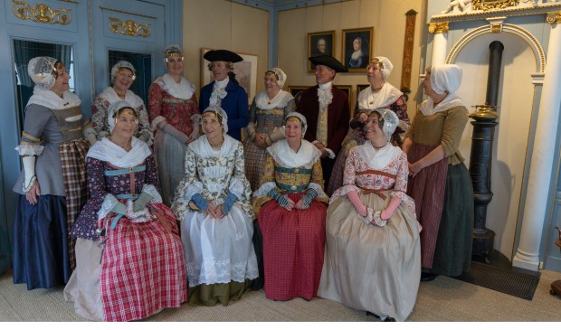 Dames van de Zaanse Kaper in handgemaakte eigen ontwerpen.