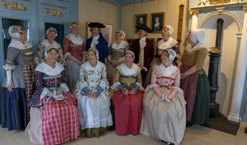 Dames van de Zaanse Kaper in handgemaakte eigen ontwerpen.