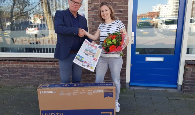 Inge van Wakeren (rechts) wordt gefeliciteerd door commercieel manager Vincent van der Raaij van Rodi Media.