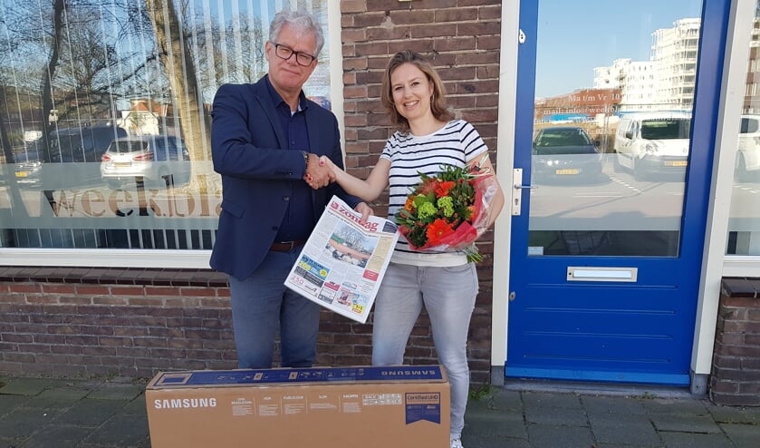 Inge van Wakeren (rechts) wordt gefeliciteerd door commercieel manager Vincent van der Raaij van Rodi Media.