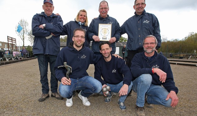 De trotse ploeg van Elza Boules die in het nieuwe seizoen uitkomt in topklasse.