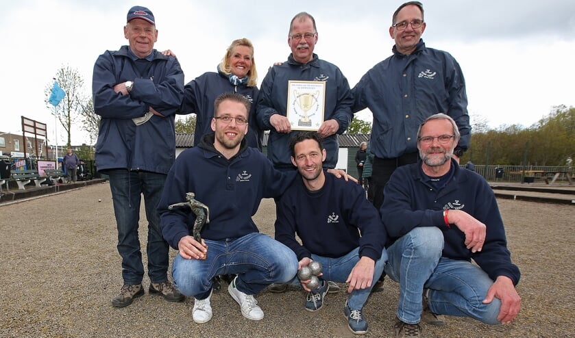 De trotse ploeg van Elza Boules die in het nieuwe seizoen uitkomt in topklasse.