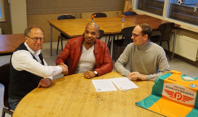 Het contract wordt getekend door trainer Jurgen Roozendal, bestuurslid voetbalzaken Tim Rood en voorzitter Klaas Kruk. 