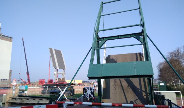 Twee bruggen waarbij de ene de andere passeert.