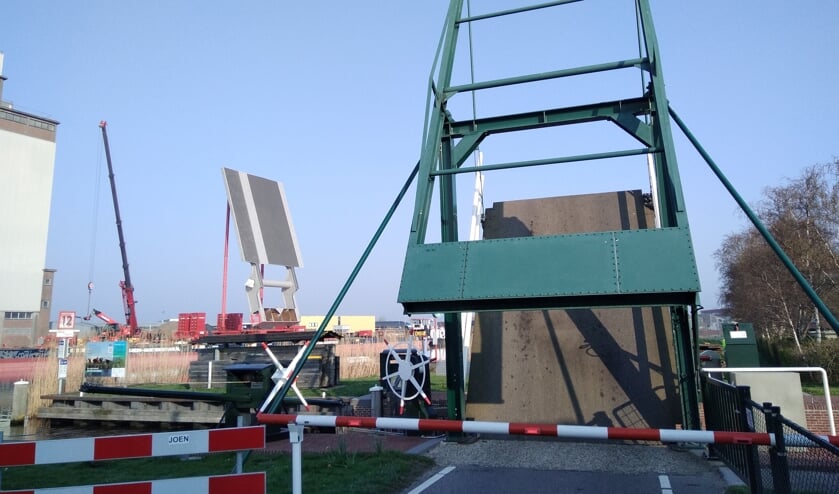 Twee bruggen waarbij de ene de andere passeert.