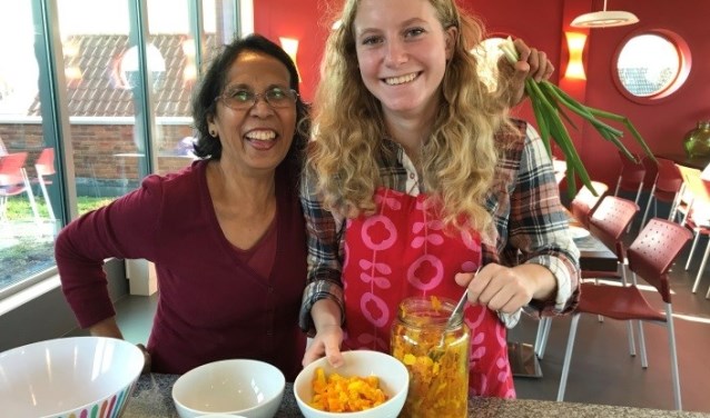 Tante Tilly en stagiaire Esther.