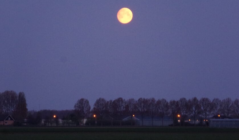De maan staat mooi te wezen boven de polder van Haarlemmermeer.