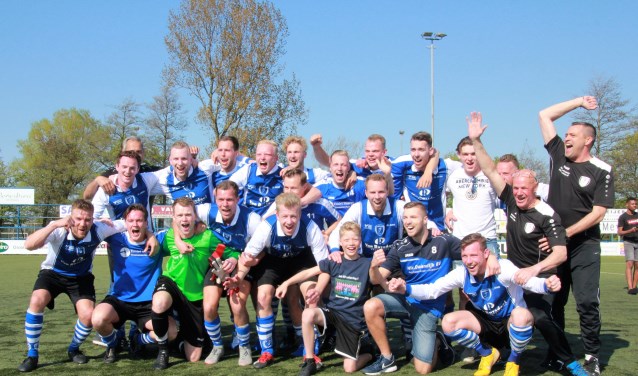 De spelers van ADO'20 zaterdag 1 zijn dolblij na het behalen van de titel.