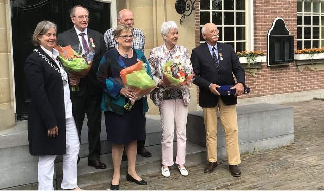 Op de foto de burgemeester met de 'decorandi', van links naar rechts: Herman Diederik, Clara Wittop Koning, Guus Compier, Miep Overing-Bilsen en Dirk Jan Huizinga.