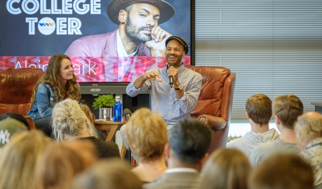 Singer-songwriter Alain Clark geeft antwoord op een vraag van een van de scholieren van het Horizon College.