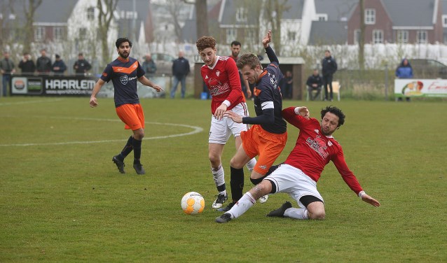 Een gelijkopgaande strijd tussen twee hard werkende ploegen resulteert in een puntendeling.