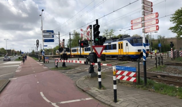 Verkeersknelpunt bij de spoorwegovergang Guisweg in Zaandijk.