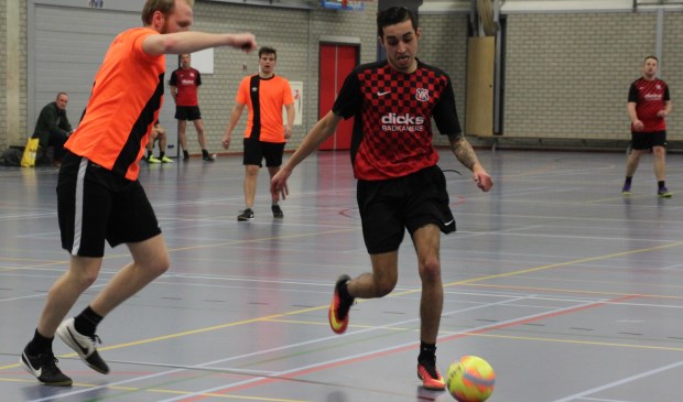 Dick's Vage Kennissen (in het rood-zwart) versloeg Glazenwassers- en Reinigingsbedrijf R. de Hond met 6-1.