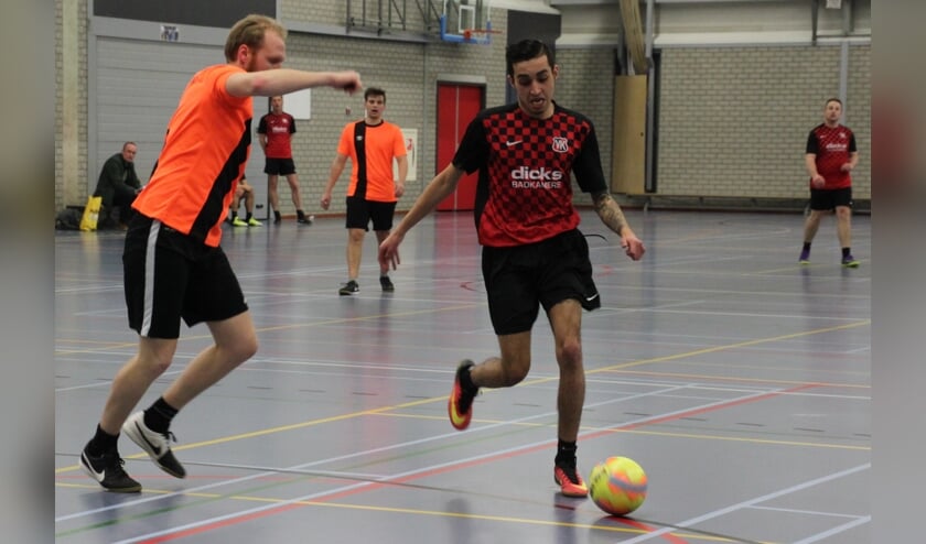 Dick's Vage Kennissen (in het rood-zwart) versloeg Glazenwassers- en Reinigingsbedrijf R. de Hond met 6-1.