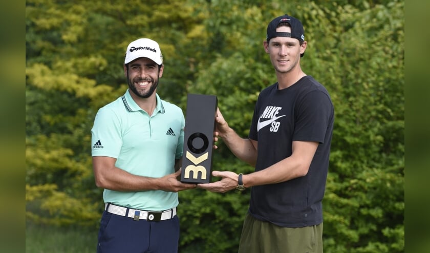 Adrian Otaegui (l) ontvangt de trofee van de BKO uit handen van Thomas Pieters.